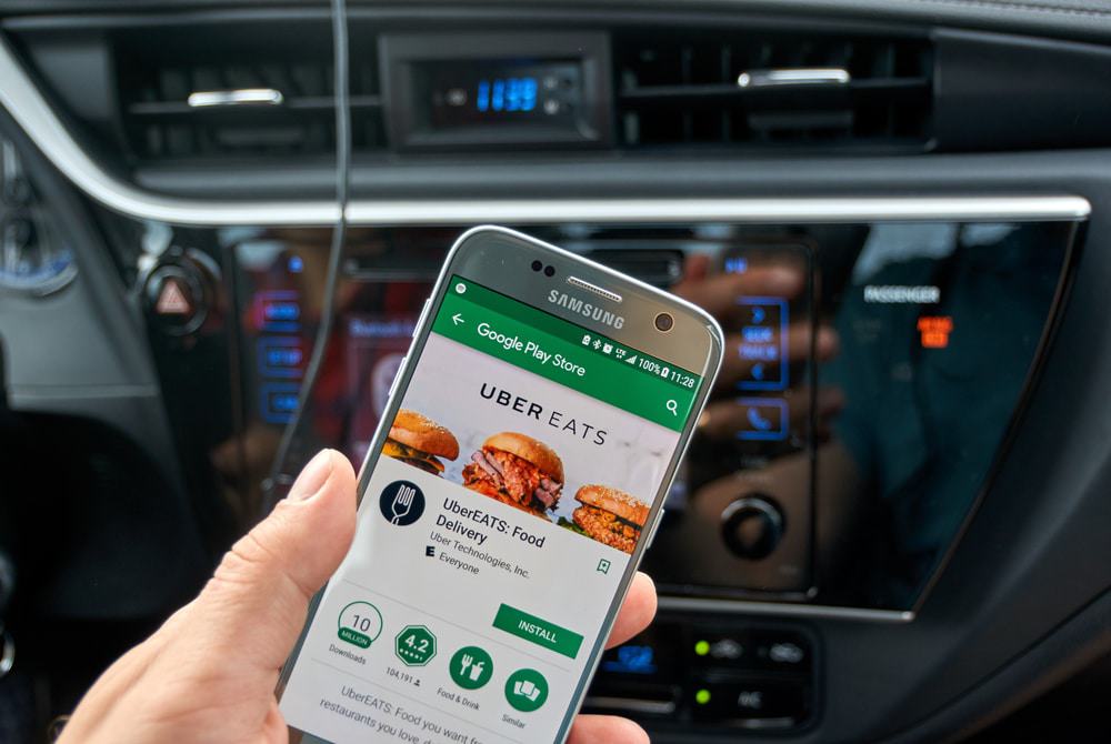 Celular com Uber Eats aberto