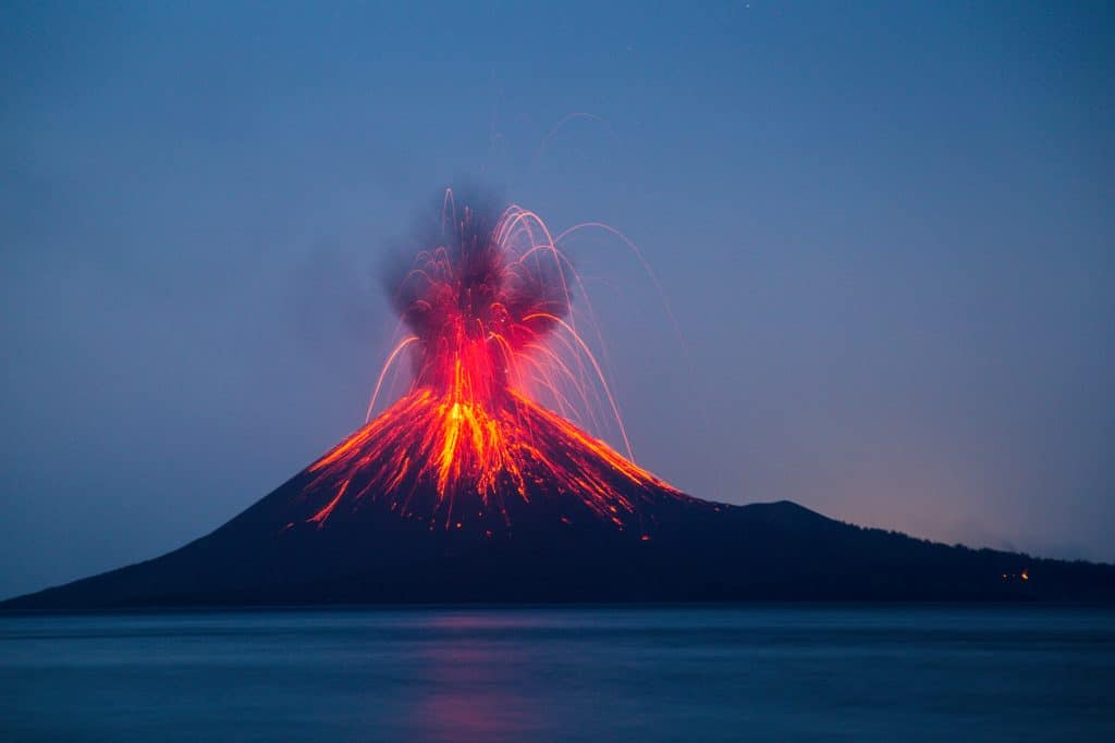 Vulcão em erupção na Indonésia. Imagem: Shutterstock