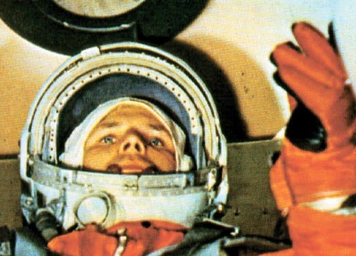 Yuri-Gagarin-a-bordo-da-Vostok-1-695x500