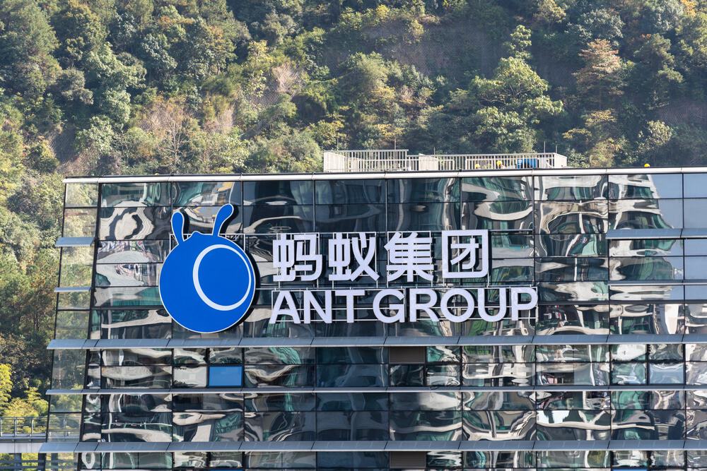 Imagem exibe, no topo da fachada de um prédio espelhado, o logo do Ant Group, empresa do grupo Alibaba, de Jack Ma