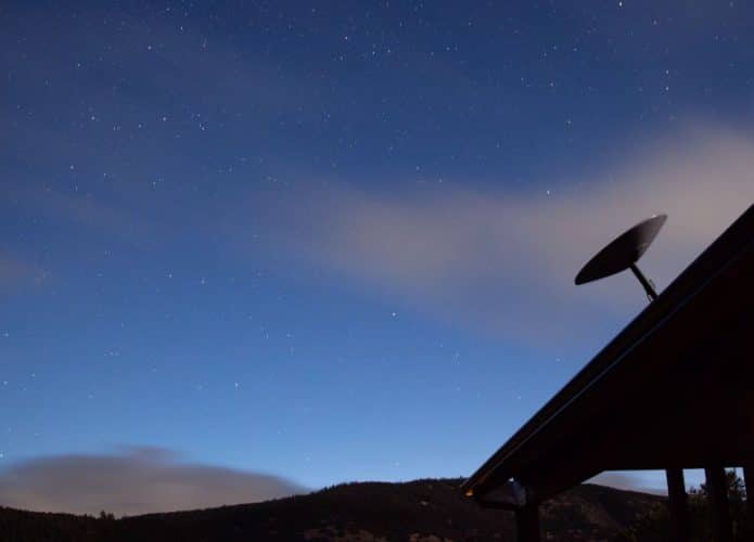Antena Starlink em um telhado