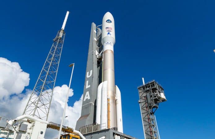 Foguete Atlas V, da ULA, sendo transportado para a plataforma de lançamento
