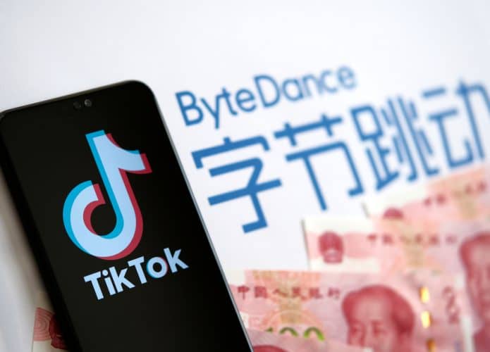 Imagem mostra logo da ByteDance, criadora do aplicativo TikTok; ao lado pode-se ver um smartphone que exibe na tela o logo da rede social