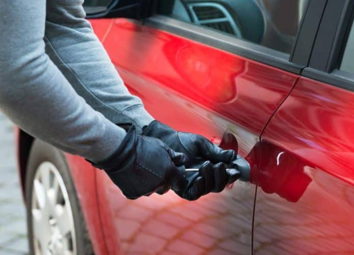 Saiba como consultar se carro é roubado ou têm dívidas antes de comprar. Imagem: Engevel/Reprodução