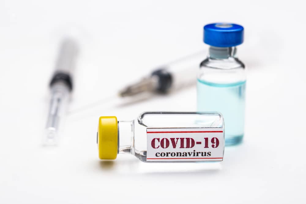 Imagem mostra ampola de vacina contra covid-19