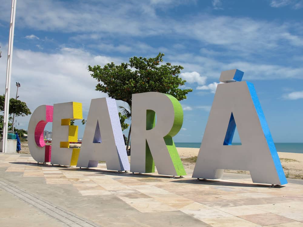 Imagem mostra a palavra Ceará, em uma placa localizada em Fortaleza, no estado brasileiro homônimo.