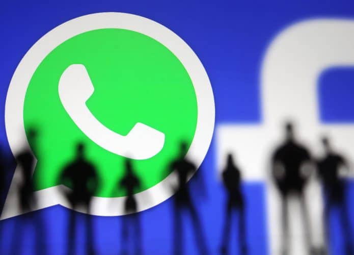 Imagem mostra, ao fundo, os logos dos serviços do WhatsApp e do Facebook