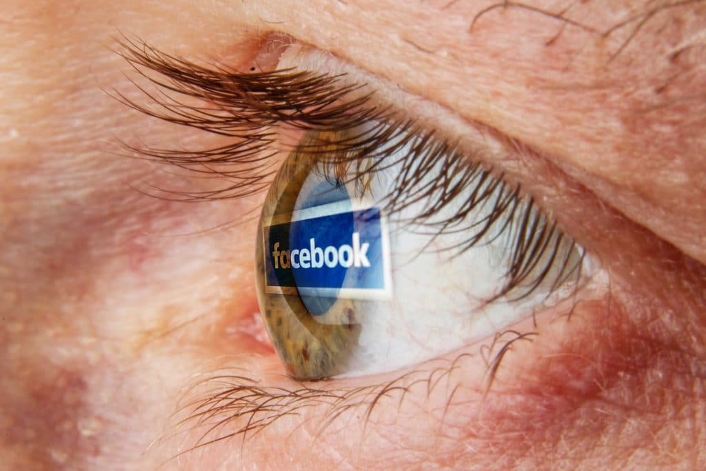 Imagem do logotipo do Facebook refletida na retina
