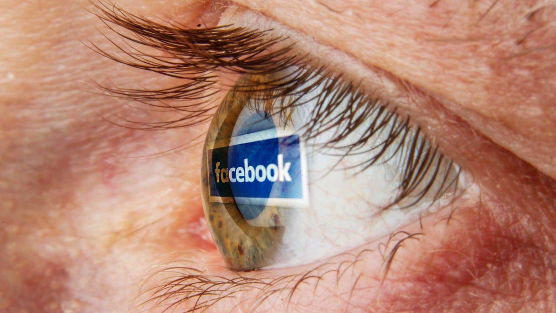 Imagem do logotipo do Facebook refletida na retina