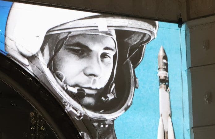 Rosto de Yuri Gagarin projetado na fachada de um prédio em Moscou