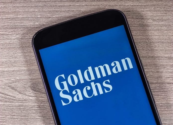 Imagem mostra um smartphone, na tela aparece o logo do banco Goldman Sachs