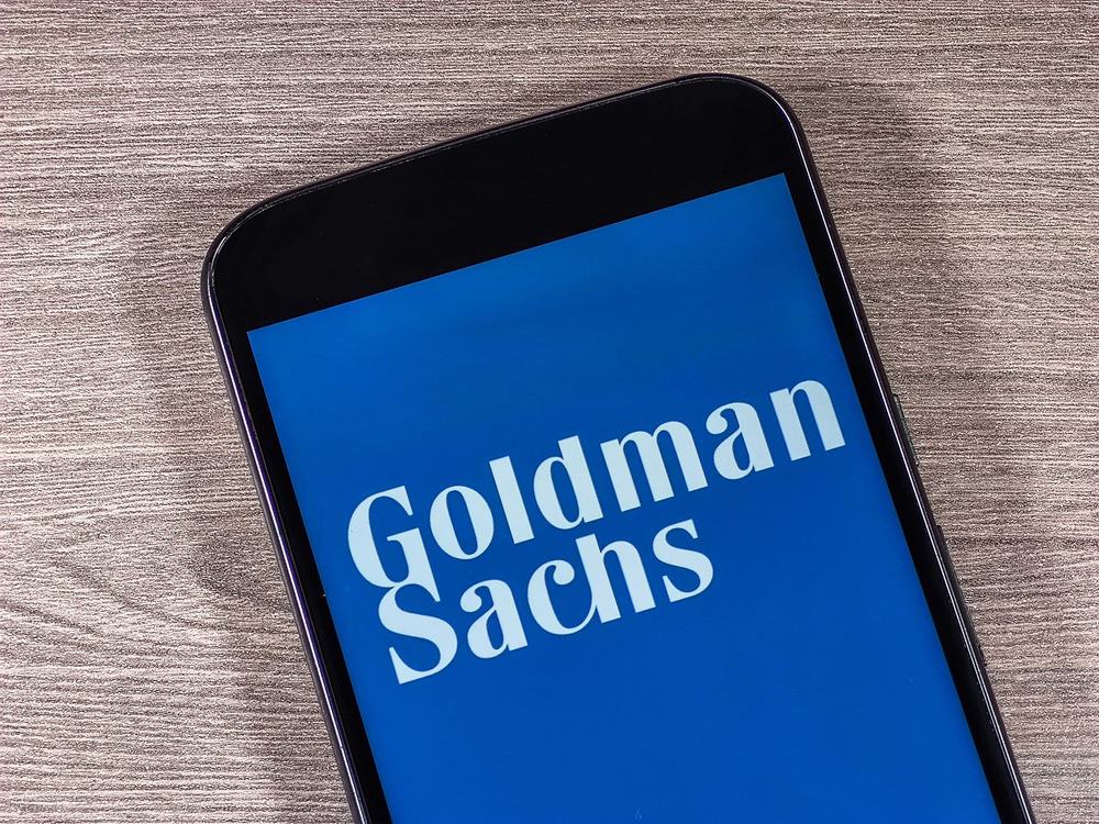 Imagem mostra um smartphone, na tela aparece o logo do banco Goldman Sachs