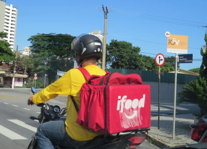 Motoboy usando mochila do iFood