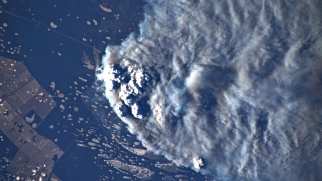 Grande nuvem de fumaça produzida pelo incêndio na Austrália, fotografada pelo astronauta italiano Luca Partmitano (@astro_luca) e divulgada no Twitter