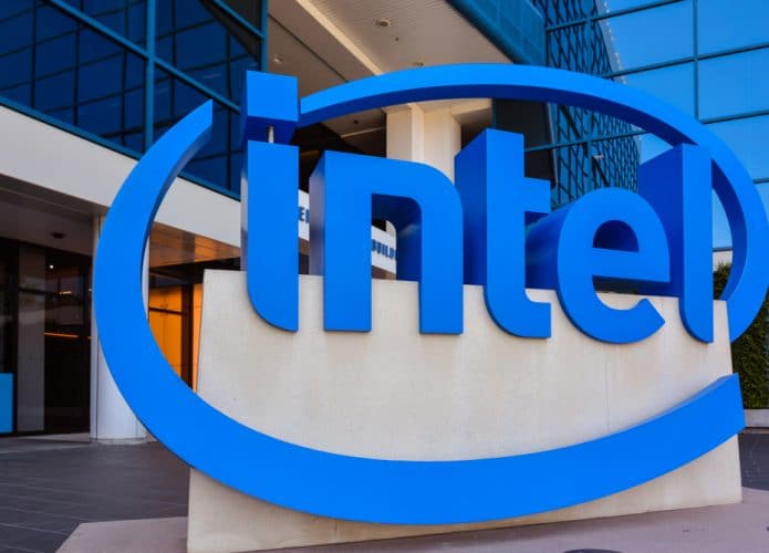 Imagem da logomarca da Intel em letra caixa na fachada de um prédio.