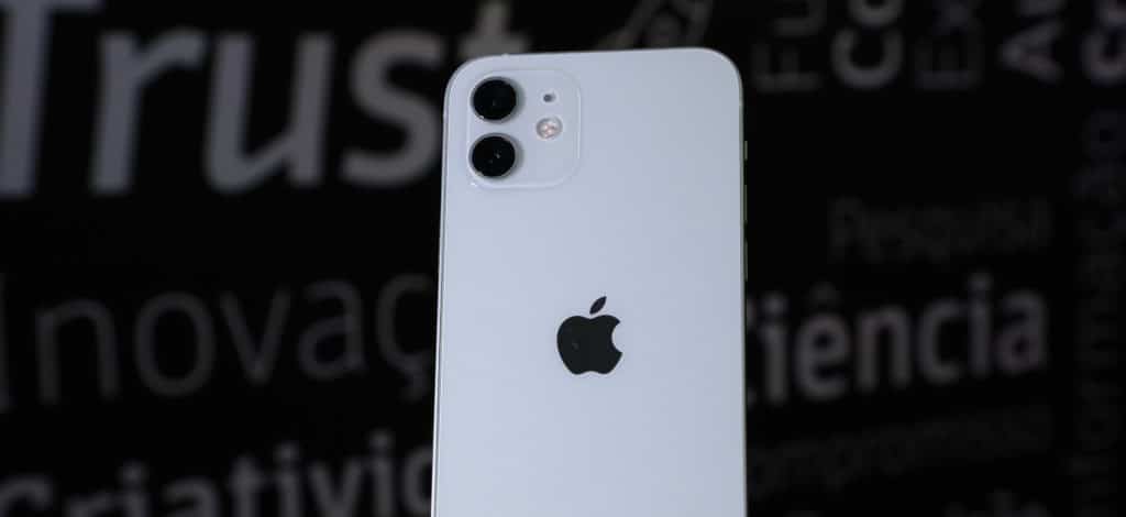 Imagem mostra um iPhone 12, smartphone cujo sucessor deve trazer o processador A15, teoricamente já em produção