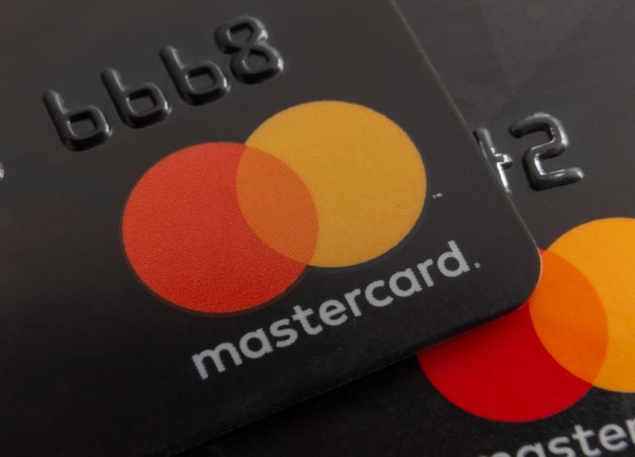 Imagem mostra a ponta de um cartão de crédito físico, com a bandeira da Mastercard