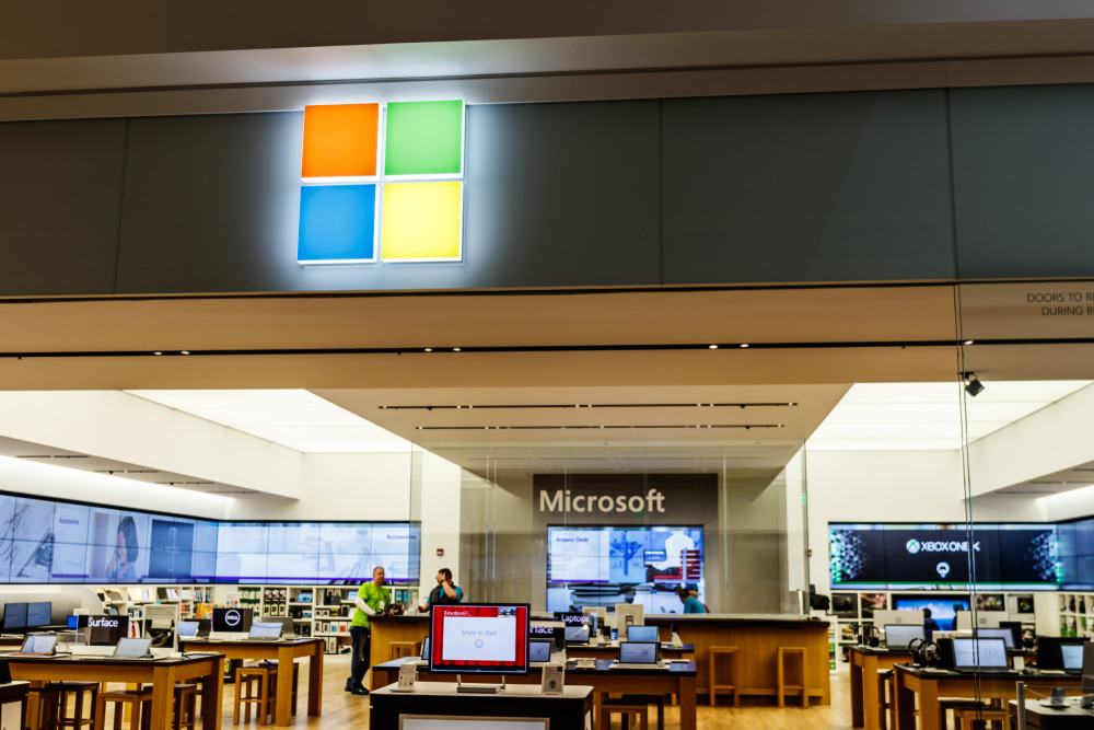 Imagem mostra o logotipo da Microsoft na fachada de uma das lojas da empresa. Créditos: Jonathan Weiss/Shutterstock
