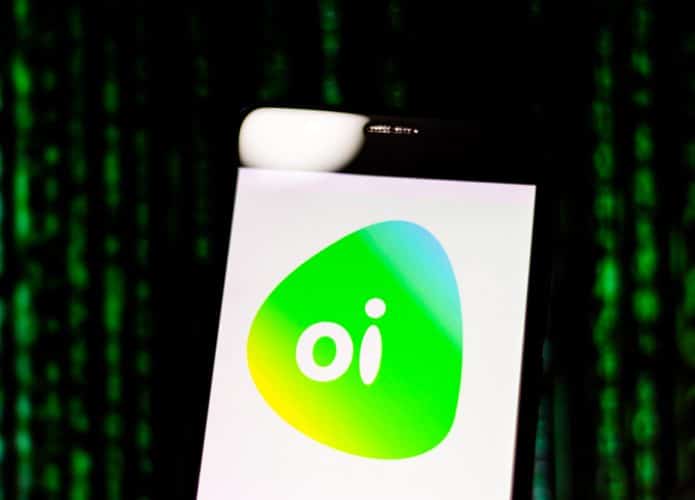 Smartphone exibe na tela o logo da empresa de telefonia Oi