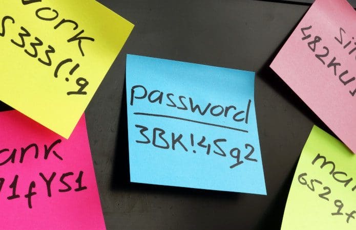 Várias notas post-it com senhas coladas em um monitor