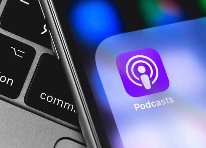 Apple Podcasts exibido em iPhone