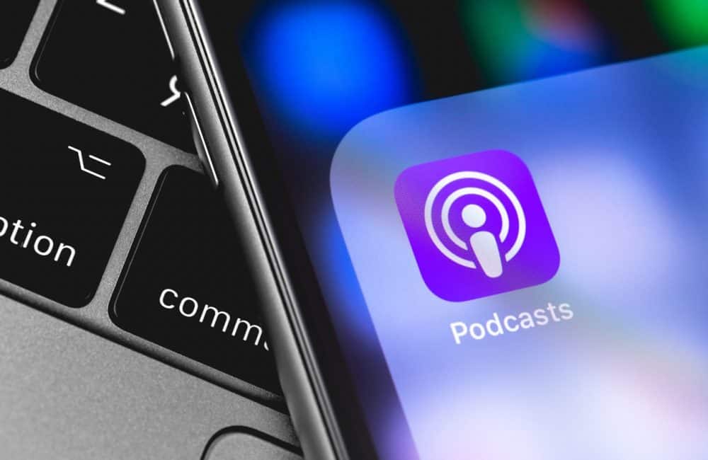 Apple Podcasts exibido em iPhone