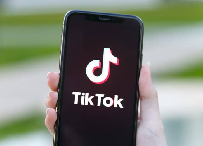 Logo do TikTok exibido em smartphone