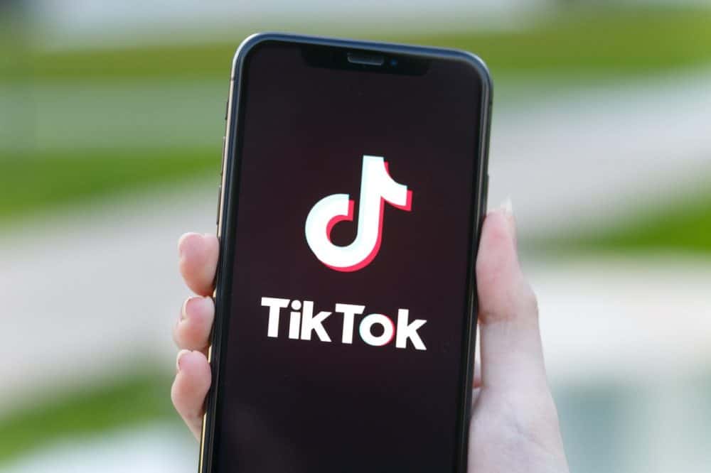 Logo do TikTok exibido em smartphone