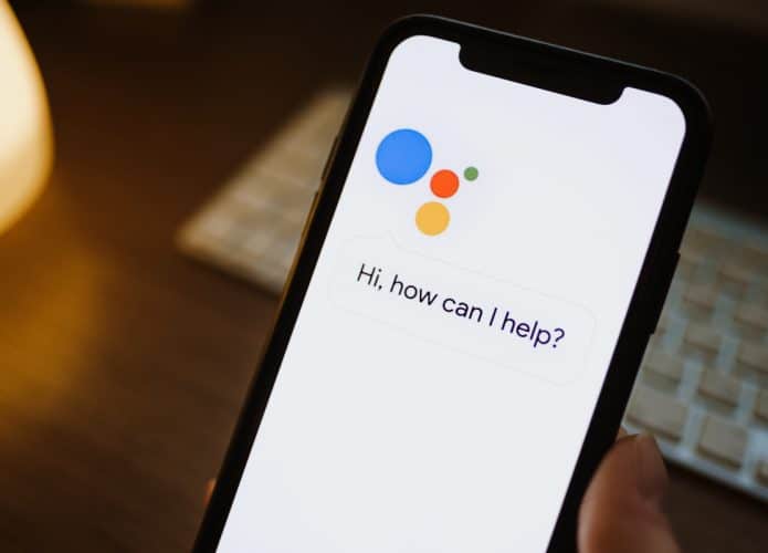 Google Assistente aberto em smartphone
