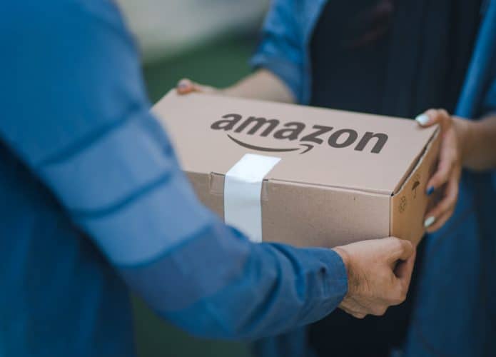 Pedido da Amazon sendo entregue ao consumidor