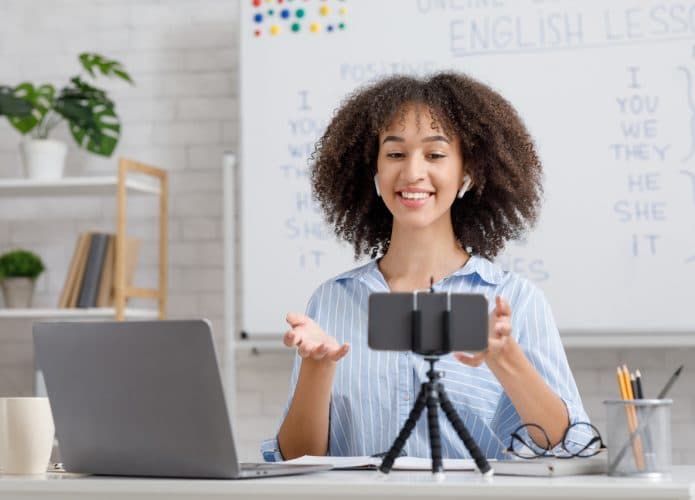 Mulher fazendo videoconferência com seu celular