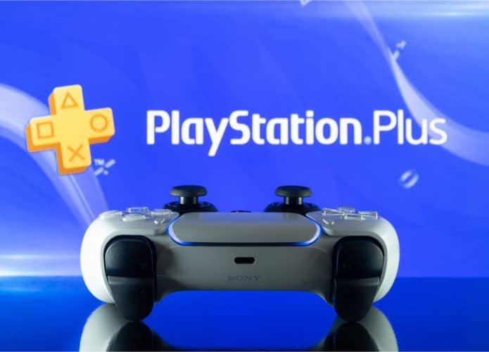 Imagem de um controle do PlayStation à frente de uma tela exibindo a logomarca da PlayStation Plus