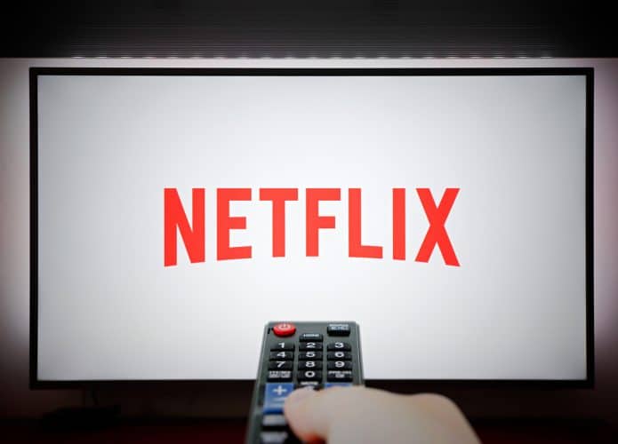 Logo do Netflix exibido em televisão