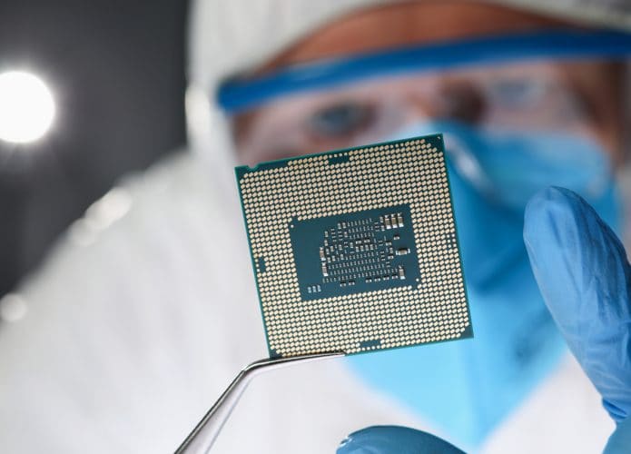 Profissional manuseando chip