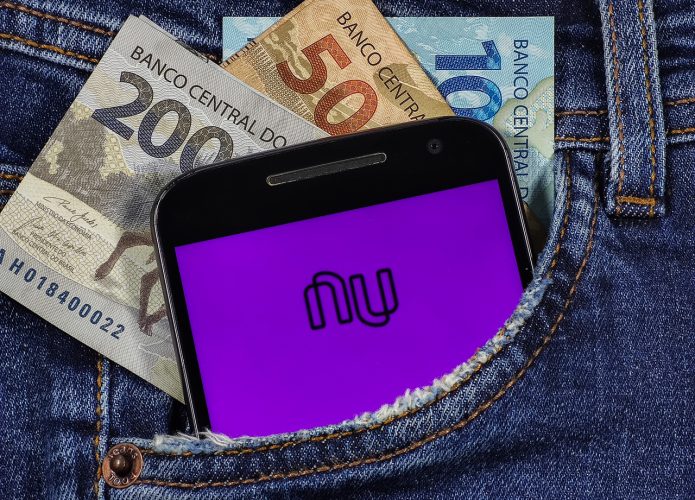 App do Nubank aberto em smartphone