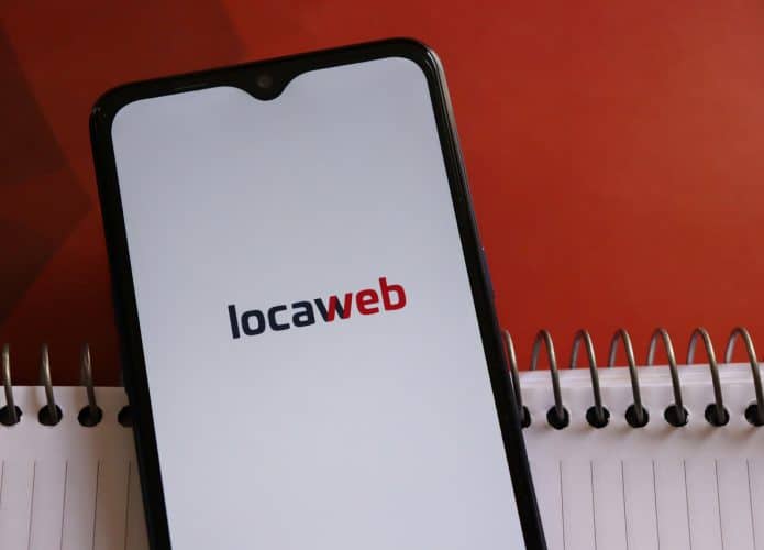 Logo da Locaweb exibido em smartphone