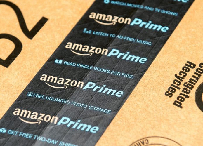 Etiqueta da Amazon Prime em caixa de encomenda