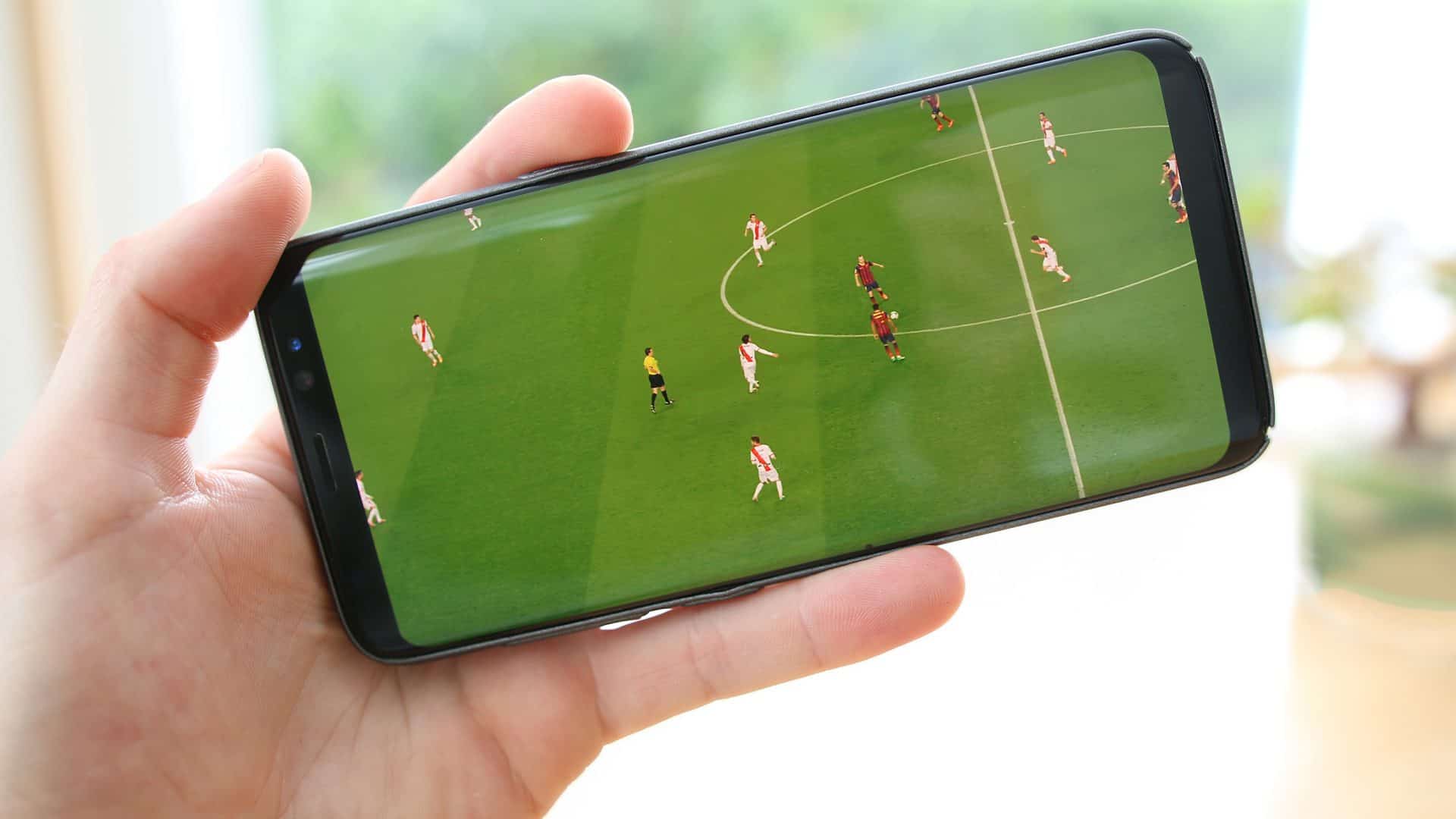 Jogo de futebol transmitido ao vivo pelo celular