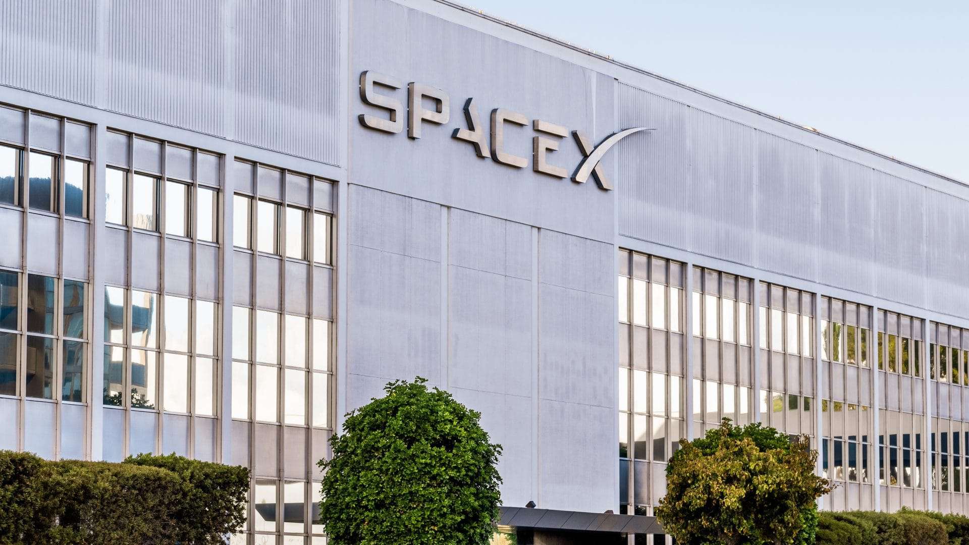 Fachada de um prédio da empresa SpaceX, de Elon Musk