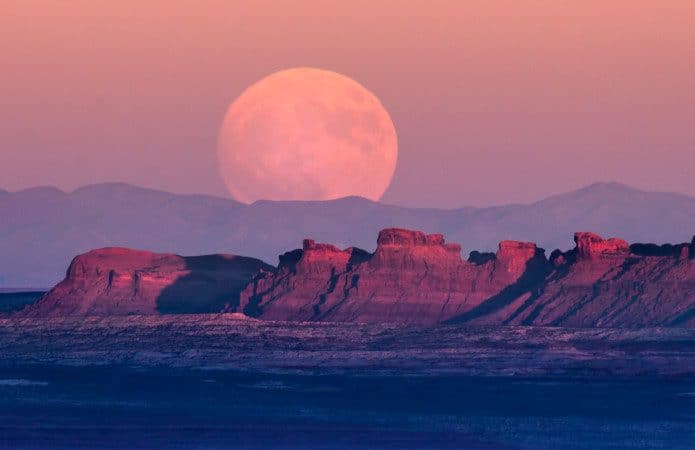 Superlua em terra indígena na fronteira entre Utah e Arizona, nos EUA