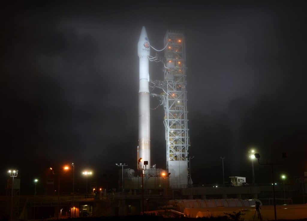 Atlas 5 da United Launch Alliance (ULA) na Base Aérea de Vandenberg, Califórnia, prestes a lançar a sonda Insight rumo à Marte em maio de 2018.