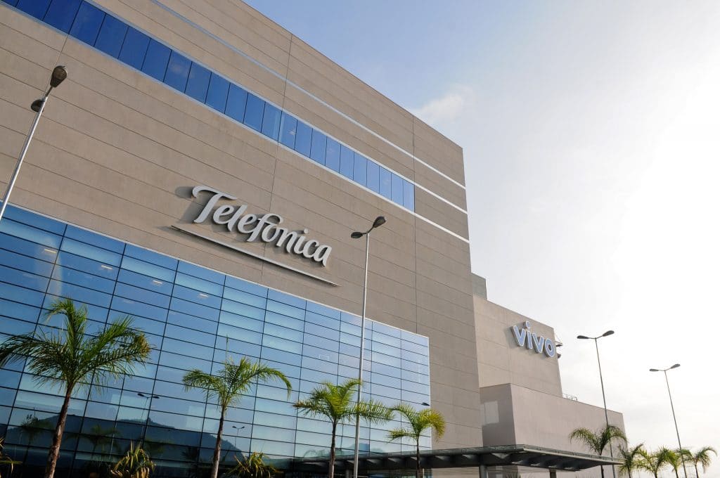 Fachada do prédio de data center da Vivo, com o logo da empresa