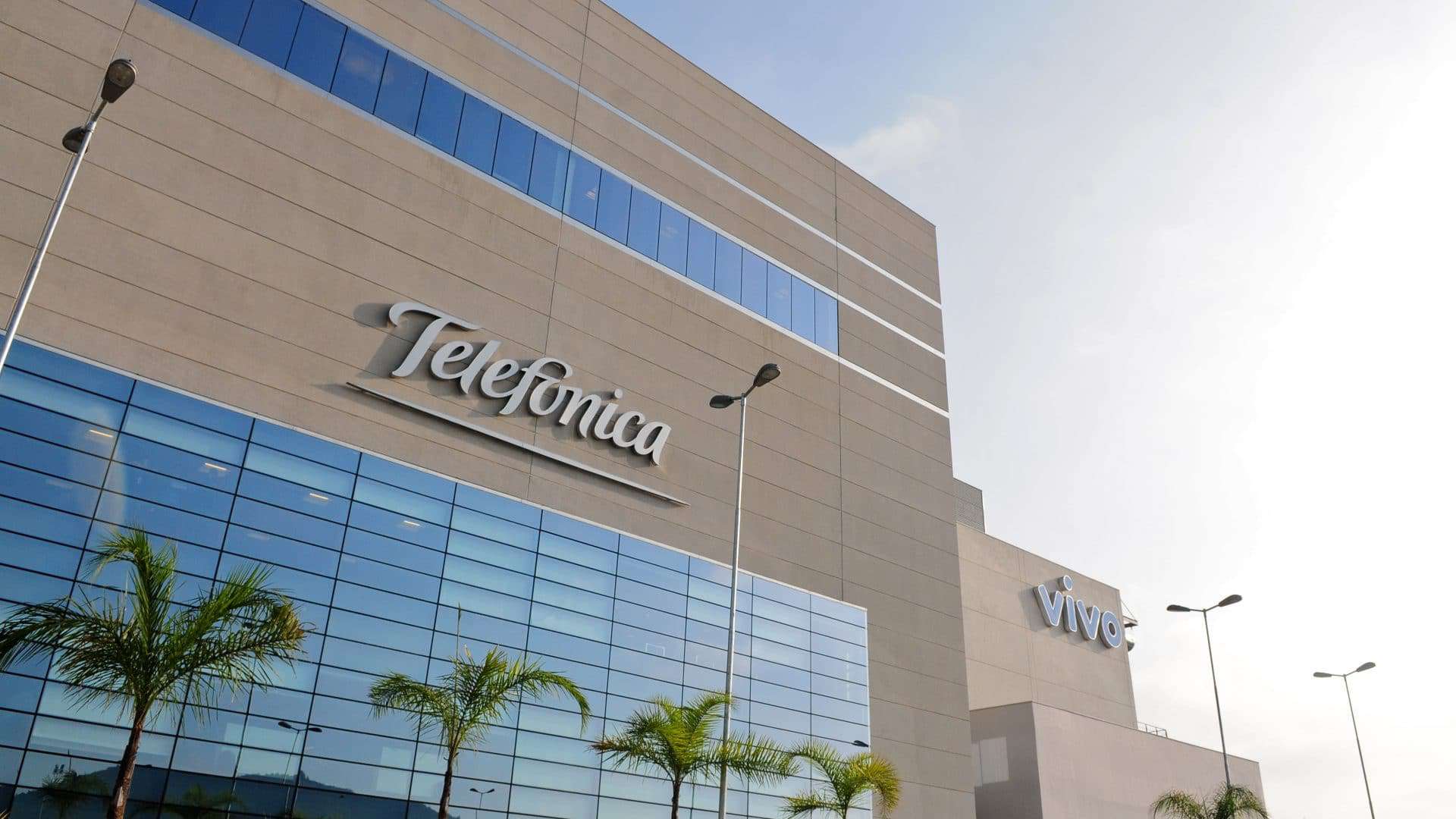 Fachada do prédio de data center da Vivo, com o logo da empresa