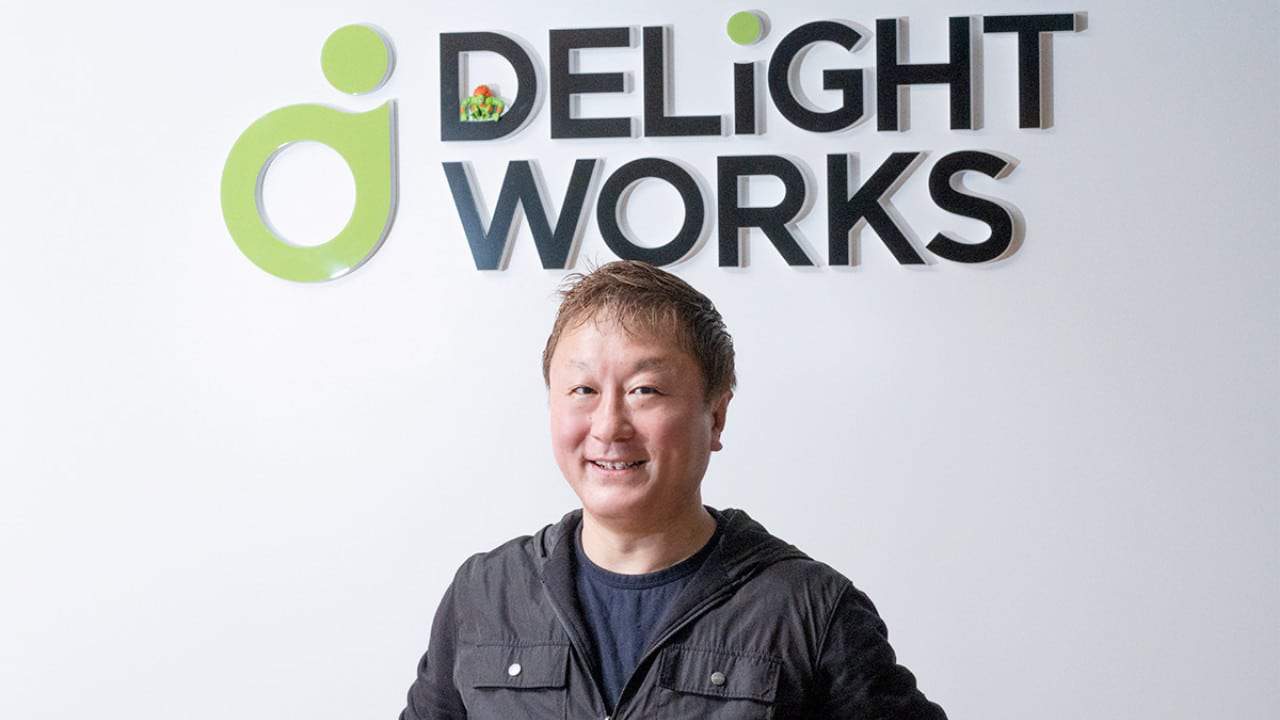 Yoshinori Ono é mostrado à frente da logomarca do estúdio Delightworks, onde ele vai trabalhar a partir de maio