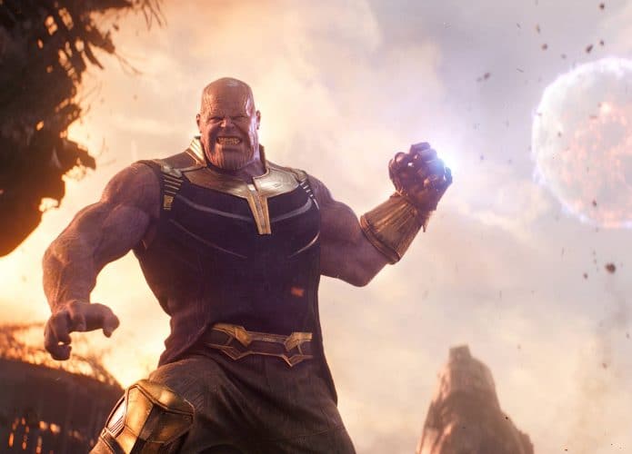 Thanos joga, literalmente, uma lua em cima dos Vingadores. Imagem: Marvel Studios/Divulgação