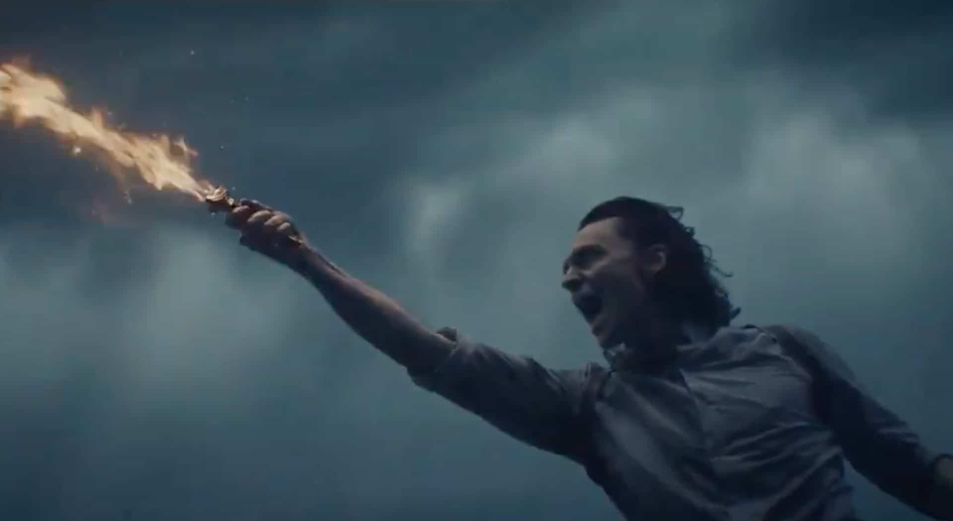 Loki empunha espada flamejante novo teaser da série do Disney+. Imagem: Marvel Studios/Reprodução