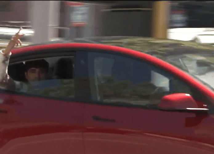 Prometeu e cumpriu: após ser liberto, homem é flagrado de novo em banco de trás no piloto automático. Imagem: Fox News/Reprodução