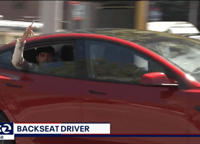 De novo: Tesla é flagrado no piloto automático, enquanto motorista está no banco de trás. Imagem: Fox/Reprodução