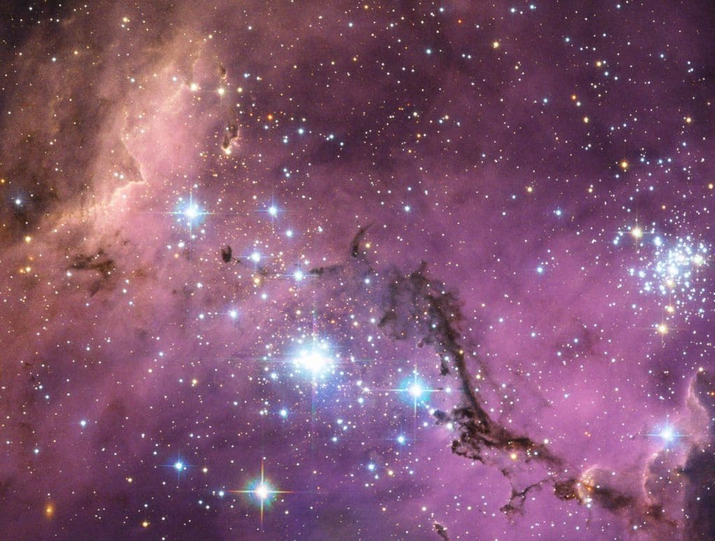 A Grande Nuvem de Magalhães, mostrada na imagem, é um conjunto de estrelas que formam a galáxia-anã, e ela pode ter a matéria escura produzindo os movimentos de seus corpos celestes