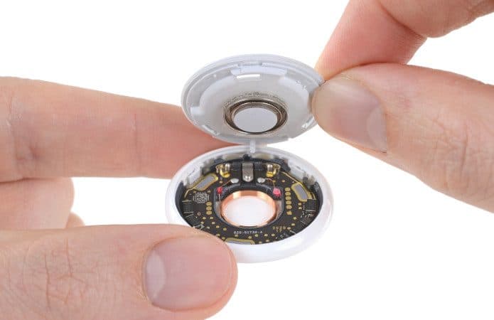 Uma AirTag, etiqueta eletrônica da Apple, desmontada